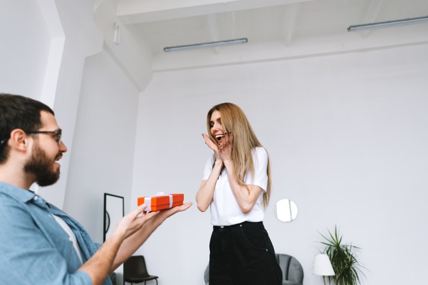 Man surprised her girlfriend with gift