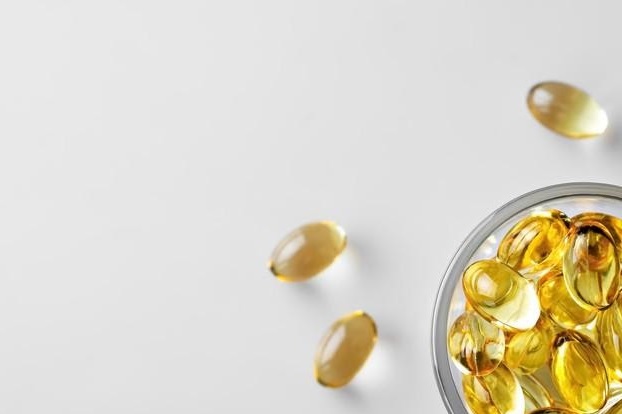 Capsules of fish oil in a glass bowl 