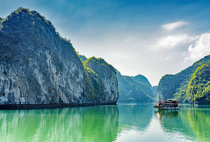 tourist attraction to travel in Southeast Asia Ha Long Bay