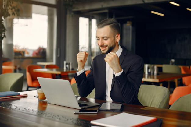 Stylish businessman working in a cafe 