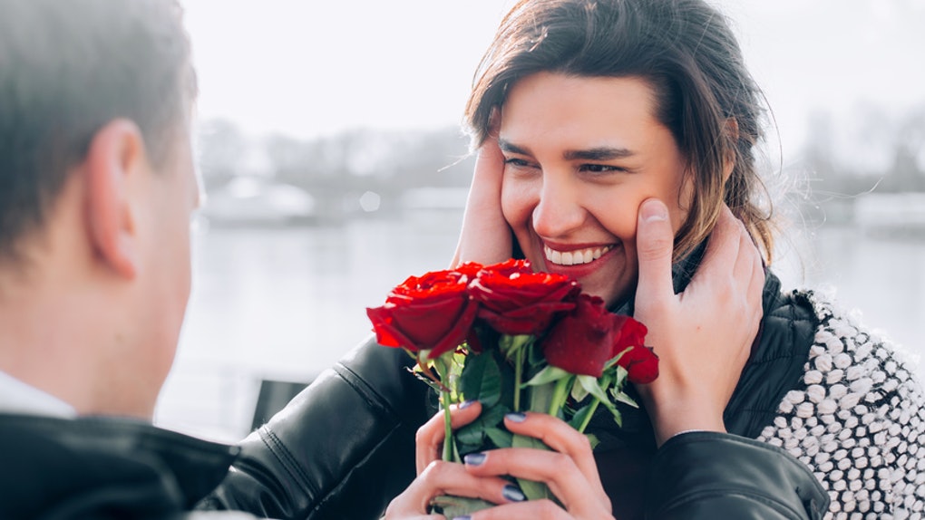 man giving flowers to his girlfriend, useful tips for men