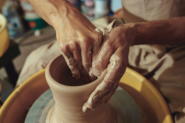 creating-jar-vase-white-clay-close-up-master-crock
