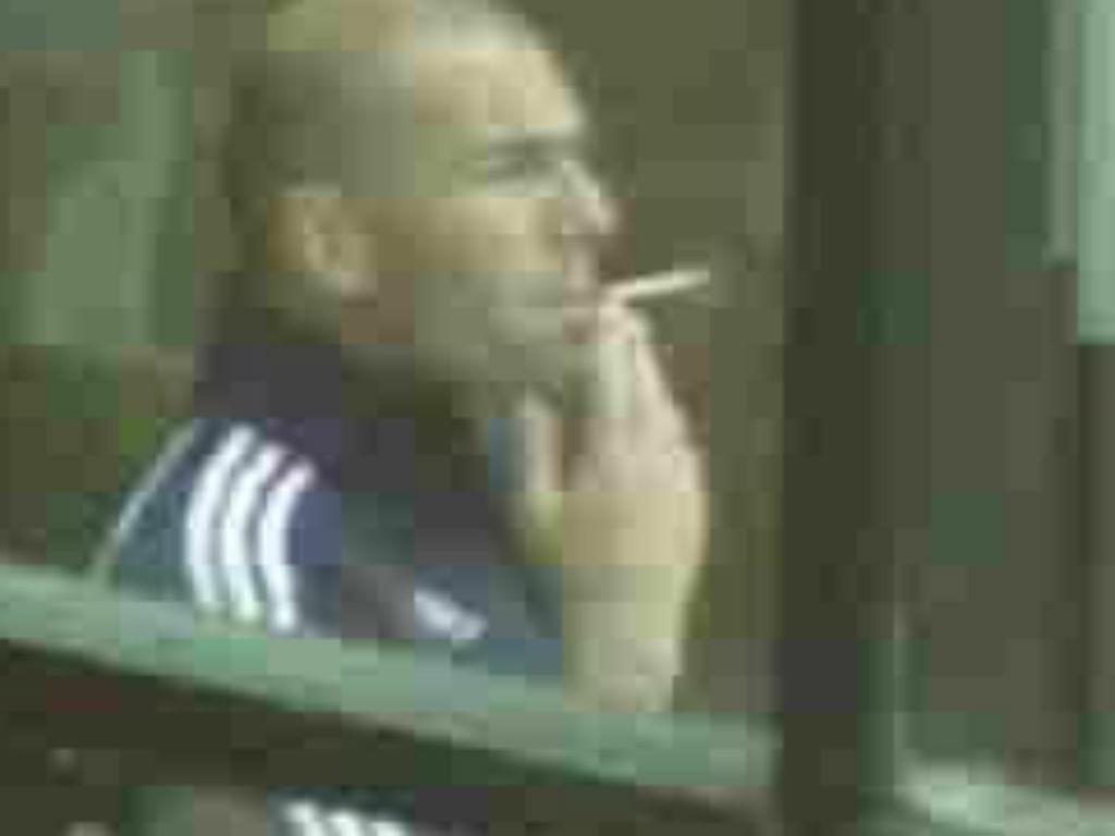 Zinedine Zidane smoking