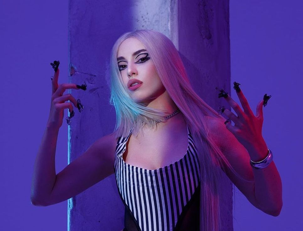 အသံပါဝါ  Ava Max  ပေါ်ပြူလာ သီချင်း