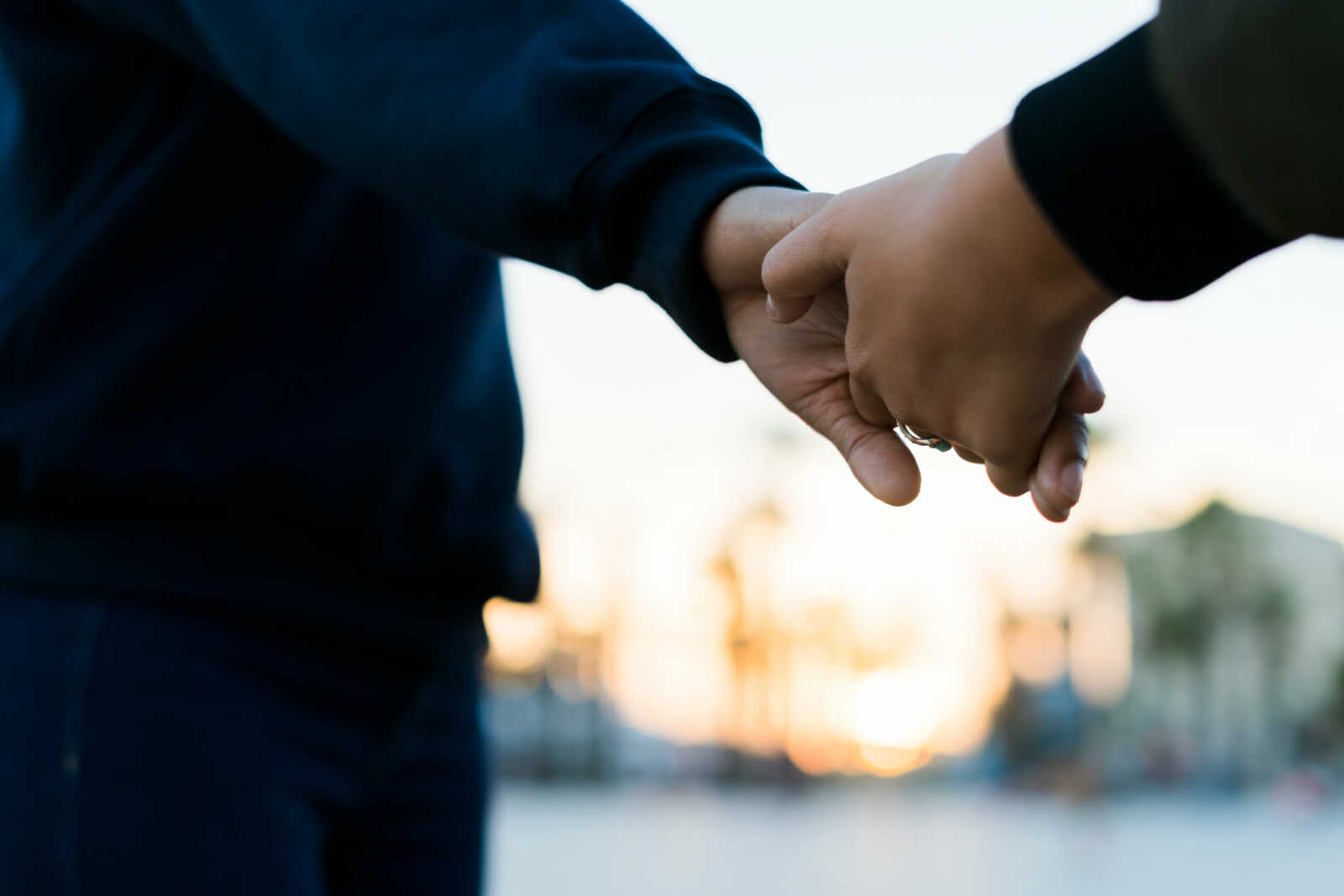 ပျော်ရွှင် သမီးရည်းစား ဘဝ လိုအပ်ချက်