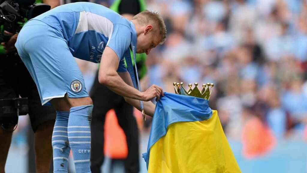 Zinchenko puts his country’s flag on the Premier League trophy