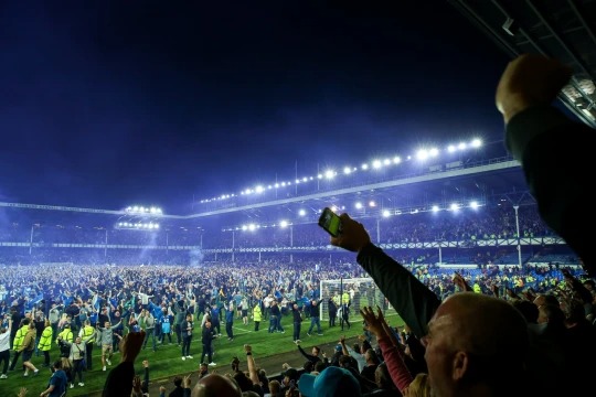Everton fans stormed the pitch after their 3-2 win over Crystal Palace 