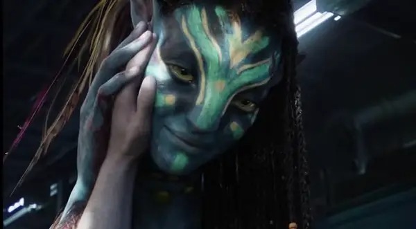 Jake's hand fits perfectly when cupping Neytiri's face