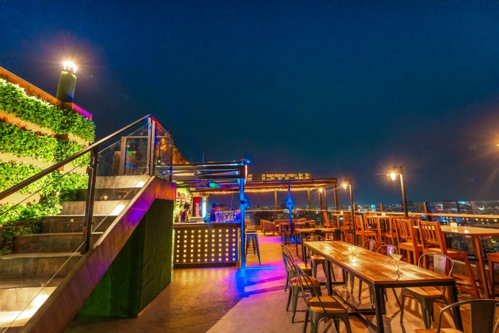 မန်းမြို့ Rooftop Bar