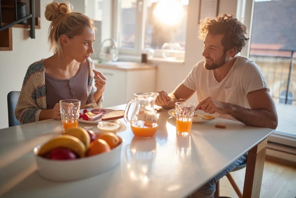 couple eating breakfast