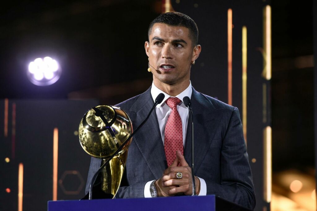 ronaldo globe soccer award