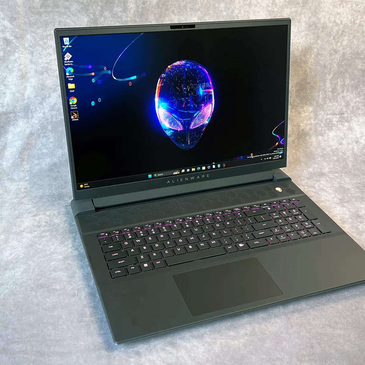 Alienware m18