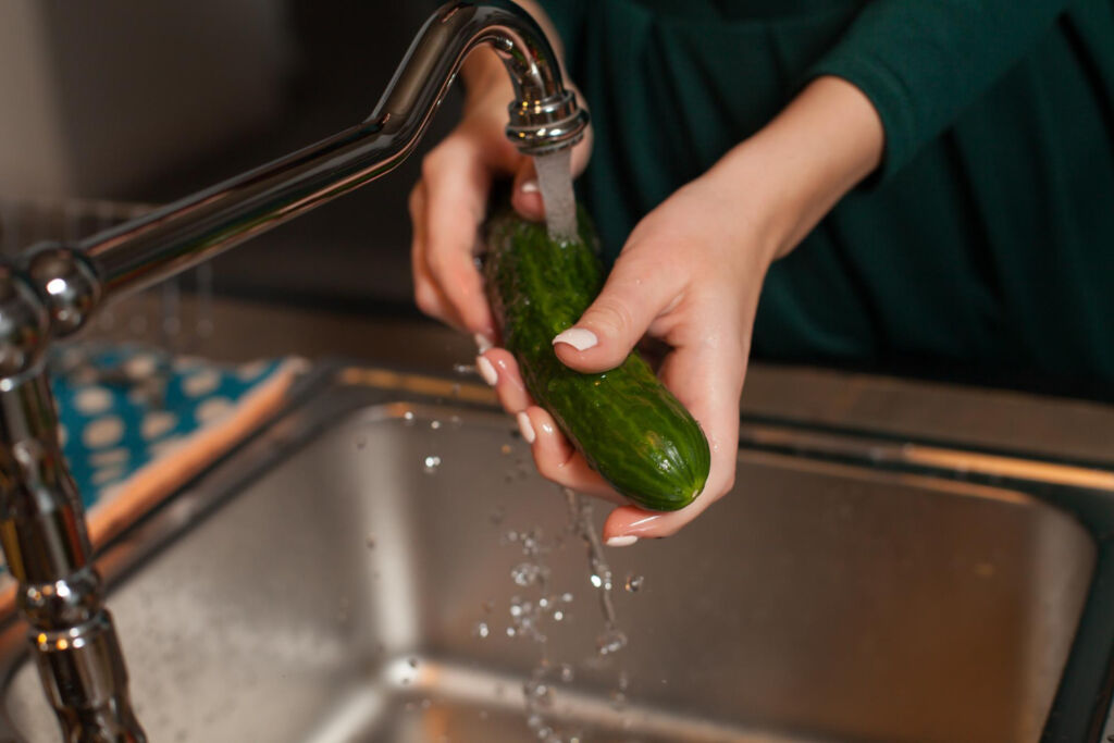 washing cucumber