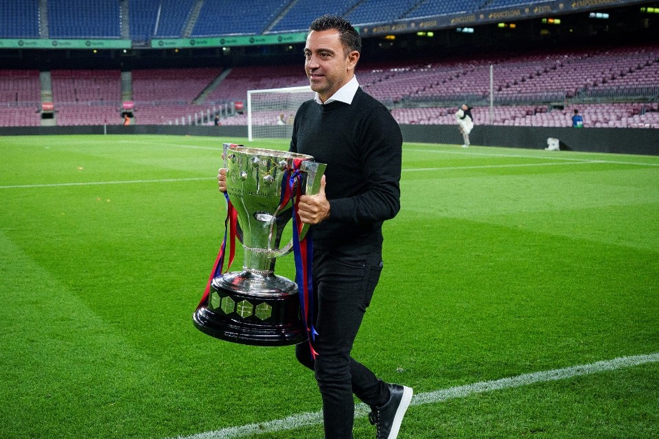 xavi la liga trophy