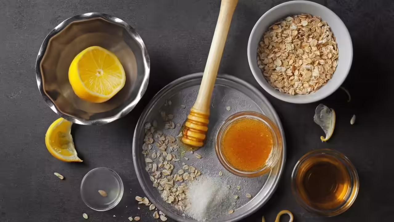 Oatmeal and honey scrub for sensitive skin